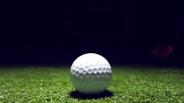 Zeitlupe Des Golfballs Auf Grünem Gras — Stockvideo