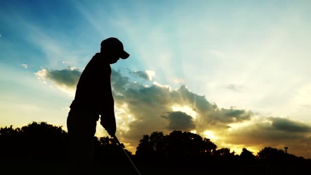 人打高尔夫球的剪影 — 图库视频影像