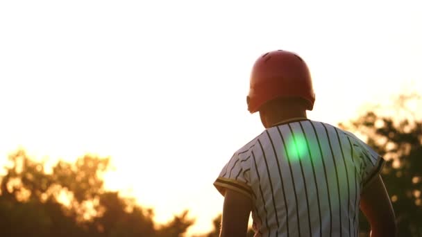 身穿运动服的亚洲男子打棒球 — 图库视频影像
