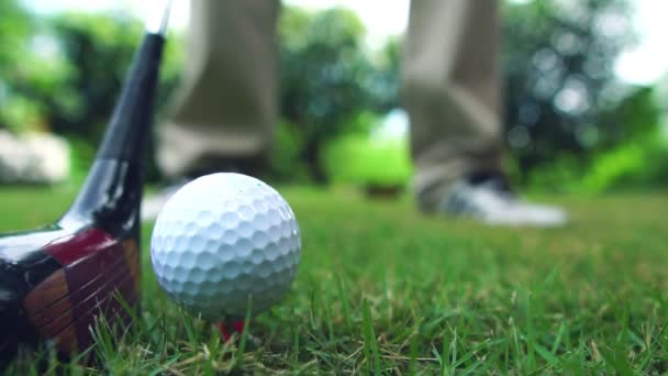 Golfare Övar Att Slå Golfbollar Planen — Stockvideo