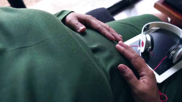 Медленное Движение Беременные Женщины Ребенок Находящийся Утробе Матери Слушающий Расслабляющую — стоковое видео