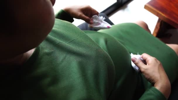 Kaymak Atış Genç Mutlu Hamile Kadının Hamile Karnı Üzerinde Bebek — Stok video