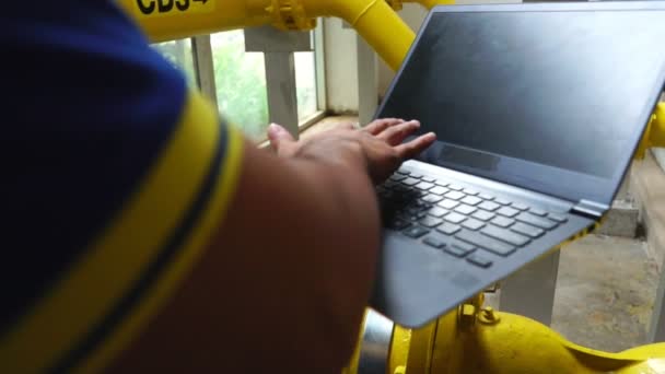 Slow Motion Dos Ingenieros Asiáticos Están Comprobando Sistema Refrigeración Las — Vídeo de stock