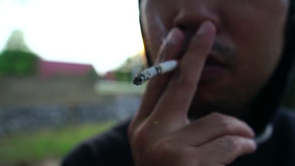 Πλάνα Ενός Νεαρού Ασιάτη Καπνίζει Τσιγάρο — Αρχείο Βίντεο