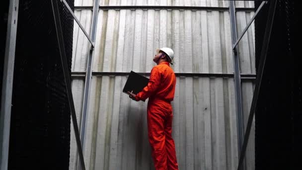 Masculino Ásia Engenheiro Durante Trabalho — Vídeo de Stock