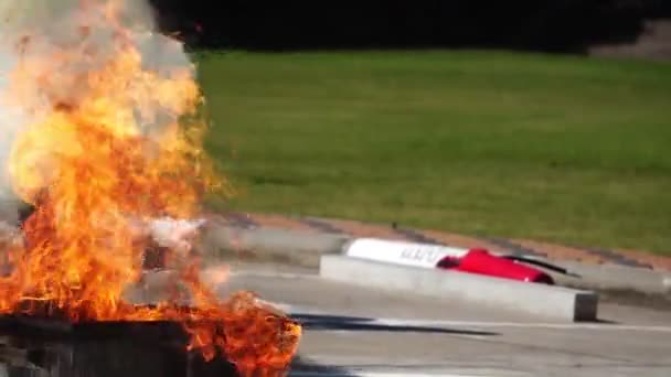 带有运输标志和燃烧的火焰的轨道 — 图库视频影像