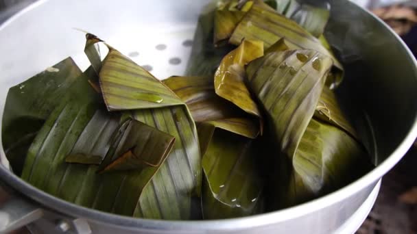 Zeitlupe Mit Bananenblättern Umwickeltes Thailändisches Essen Topf Dampfend Heiß — Stockvideo