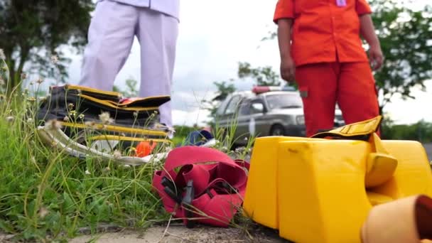 Nagrania Ratowników Udzielają Pierwszej Pomocy Rannym Wypadku Drogowym — Wideo stockowe