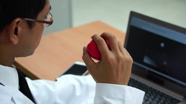 Diagnostic Par Médecin Des Patients Dans Travail Opération Bureau Séquence — Video