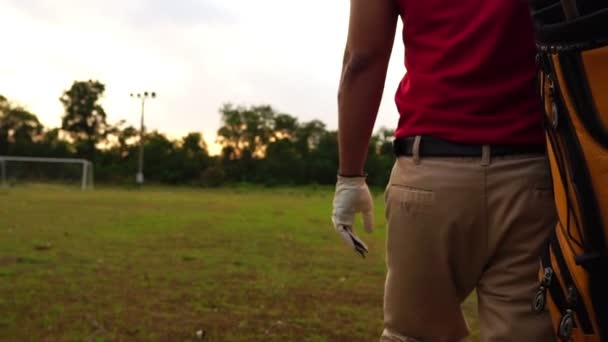 Asiatisk Man Spelar Golf Ängen — Stockvideo