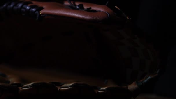 Съемка Крупным Планом Бейсбольной Перчатки Мяча Черном Фоне — стоковое видео