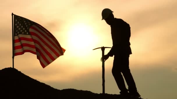 Pracovník Krumpáčem Kopci Vlnící Vlajkou Usa Zakaleném Pozadí Oblohy — Stock video