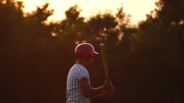 Aziatisch Man Sportieve Outfit Spelen Honkbal — Stockvideo