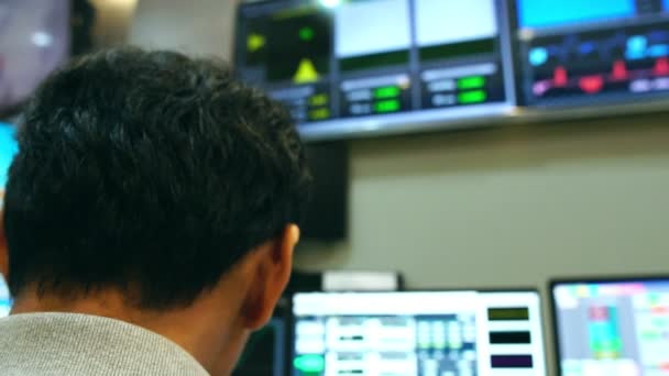 Männliche Asiatische Ingenieure Arbeiten Einem System Der Strahlenkontrolle — Stockvideo