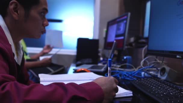 컴퓨터를 가지고 사무실에서 일하는 아시아의 기술자 — 비디오