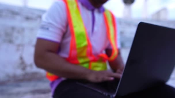 Ingénieur Travaillant Avec Ordinateur Portable Sur Chantier Construction — Video