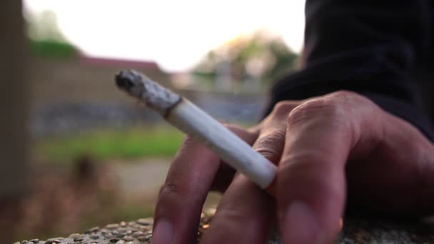 담배를 피우는 아시아 청년의 — 비디오