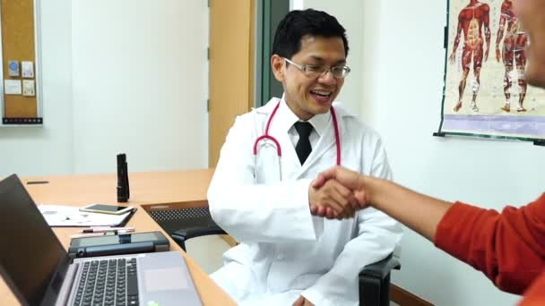 Konsep Kesehatan Dokter Berbicara Untuk Berkomunikasi Mengatakan Gejala Untuk Pasien — Stok Video