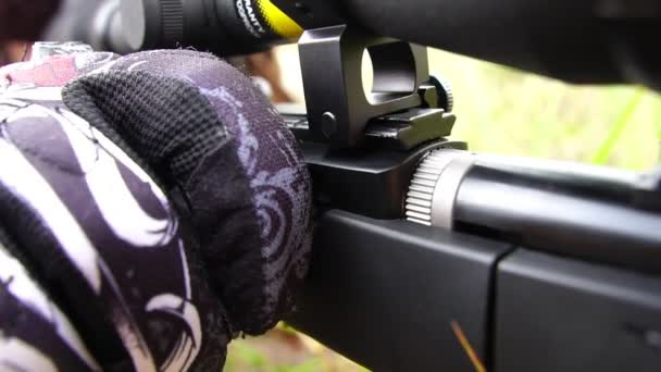 Hunter Med Pistol Skytte Utomhus — Stockvideo