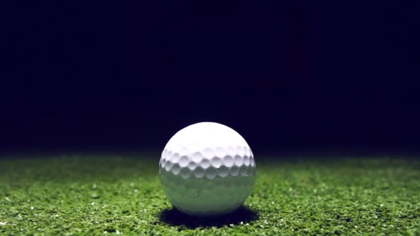 Zeitlupe Des Golfballs Auf Grünem Gras — Stockvideo