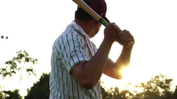 Азиатский Мужчина Спортивном Костюме Играет Бейсбол — стоковое видео