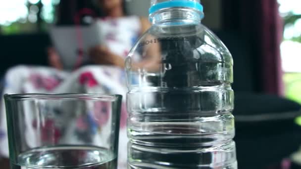 Slow Motion Gravida Kvinnor Dricker För Hälsan Hos Barn Livmodern — Stockvideo