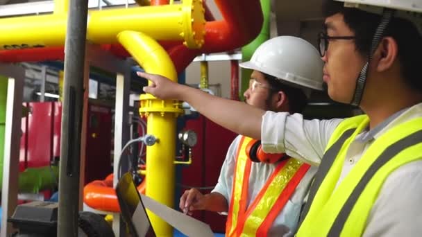 Engenheiros Trabalho Fábrica Moderna — Vídeo de Stock