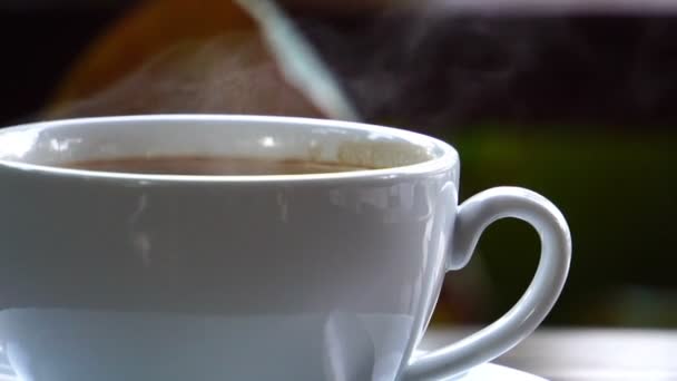 Du café chaud frais sur la table