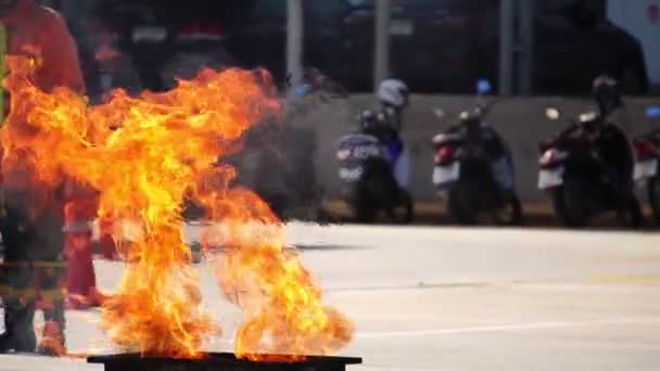 带有运输标志和燃烧的火焰的轨道 — 图库视频影像