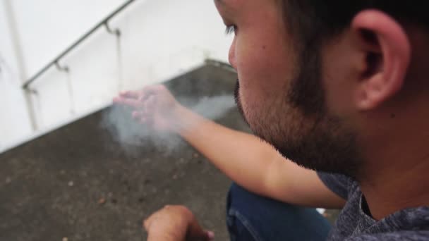 Asiático Homens Estão Fumando Fora Parque Imagens Câmera Lenta — Vídeo de Stock