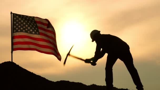 Worker Pickaxe Hill Waving Usa Flag Cloudy Sky Background — Stock Video