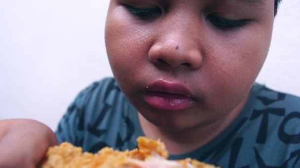 Otyłe Dzieci Szczęśliwie Jedzą Smażonego Kurczaka — Wideo stockowe