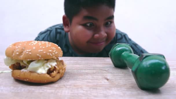 Elección Del Chico Gordo Entre Hamburguesa Que Hace Gordo Mancuerna — Vídeo de stock