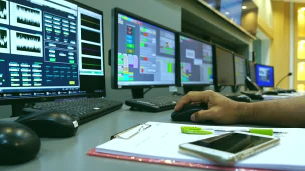 Mužští Asijští Inženýři Pracují Systému Kontroly Radiace — Stock video