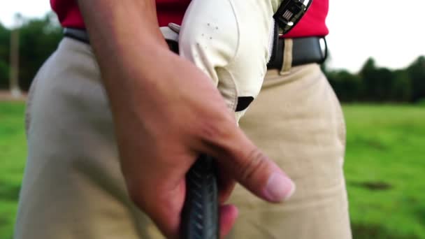 Golf Oynayan Adamın Kırpılmış Görüntüleri — Stok video