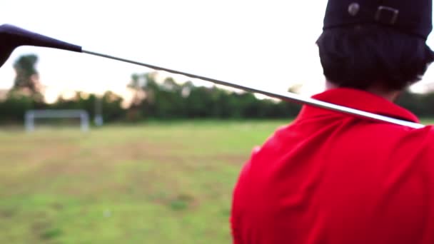 Hombre Asiático Jugando Golf Prado — Vídeo de stock