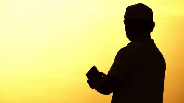 Silhouette Eines Betenden Asiatischen Muslimischen Mannes — Stockvideo