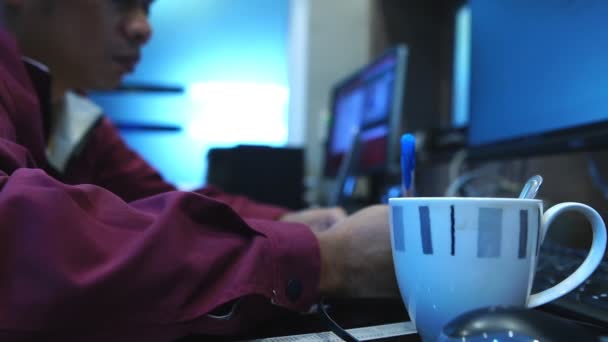 컴퓨터를 가지고 사무실에서 일하는 아시아의 기술자 — 비디오