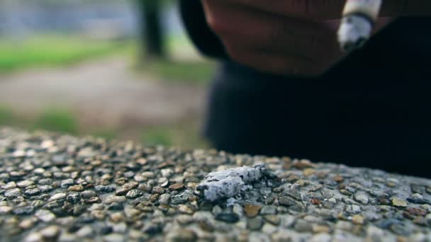 Záběry Asijského Mladého Muže Kouření Cigarety — Stock video