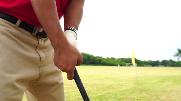 Golf Oynayan Adamın Kırpılmış Görüntüleri — Stok video