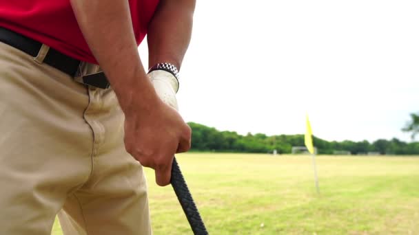 Imágenes Recortadas Del Hombre Que Juega Golf — Vídeo de stock