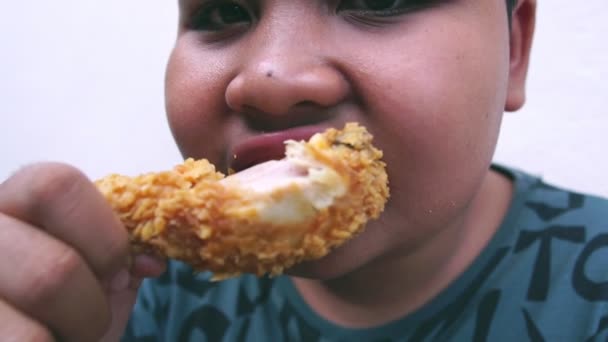 Los Niños Obesos Están Comiendo Pollo Frito Felizmente — Vídeos de Stock