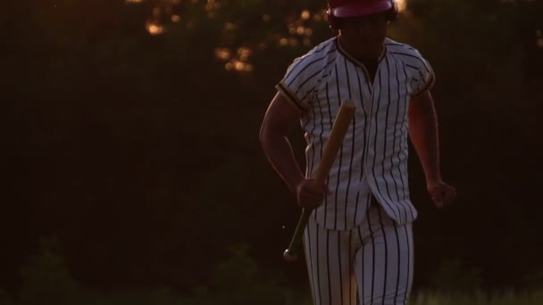 Spor Kıyafetli Asyalı Beysbol Oynuyor — Stok video