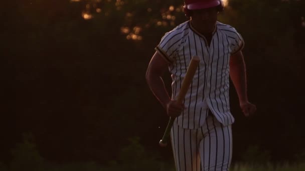 Ásia Homem Esportivo Roupa Jogar Beisebol — Vídeo de Stock