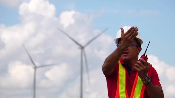 Ingeniero Asiático Que Trabaja Fuera — Vídeos de Stock