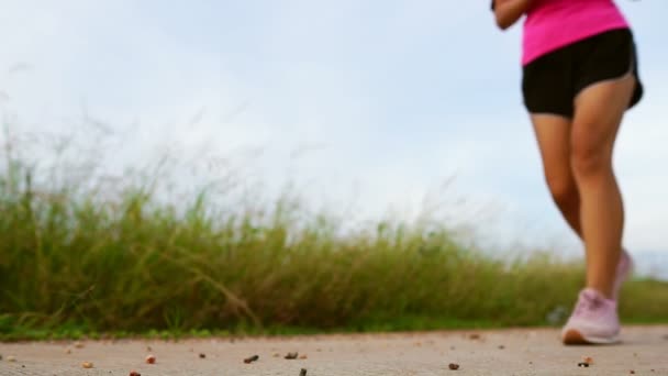 亚洲女人快乐地慢跑 — 图库视频影像