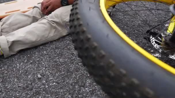 Záběry Motocyklové Pohotovosti Pohled Muže Leží Asfaltu Motocyklu Kola Točení — Stock video