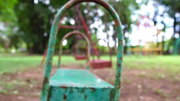 Imagens Parque Infantil Vazio Vista Perto Balanço Balançando Sobre Vento — Vídeo de Stock