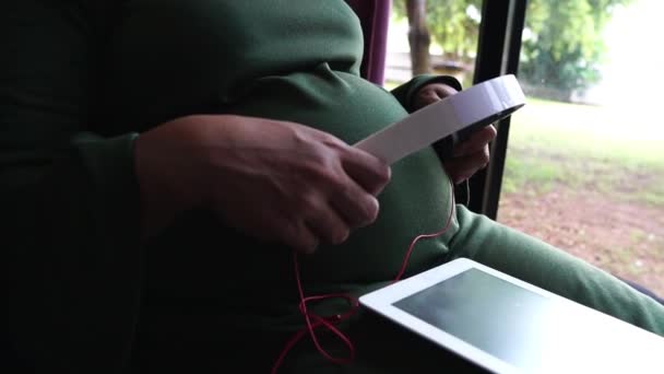 Slow Motion Kobiety Ciąży Dziecko Które Jest Jej Łonie Słuchając — Wideo stockowe