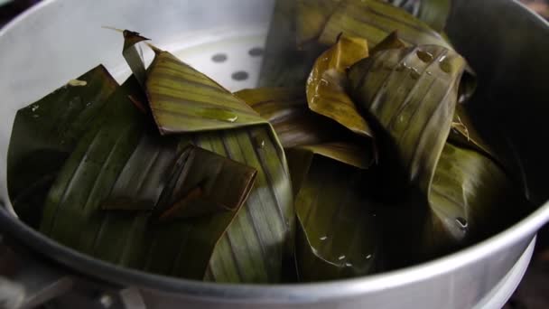 Slow Motion Thailand Voedsel Verpakt Met Bananenbladeren Die Pot Stomend — Stockvideo